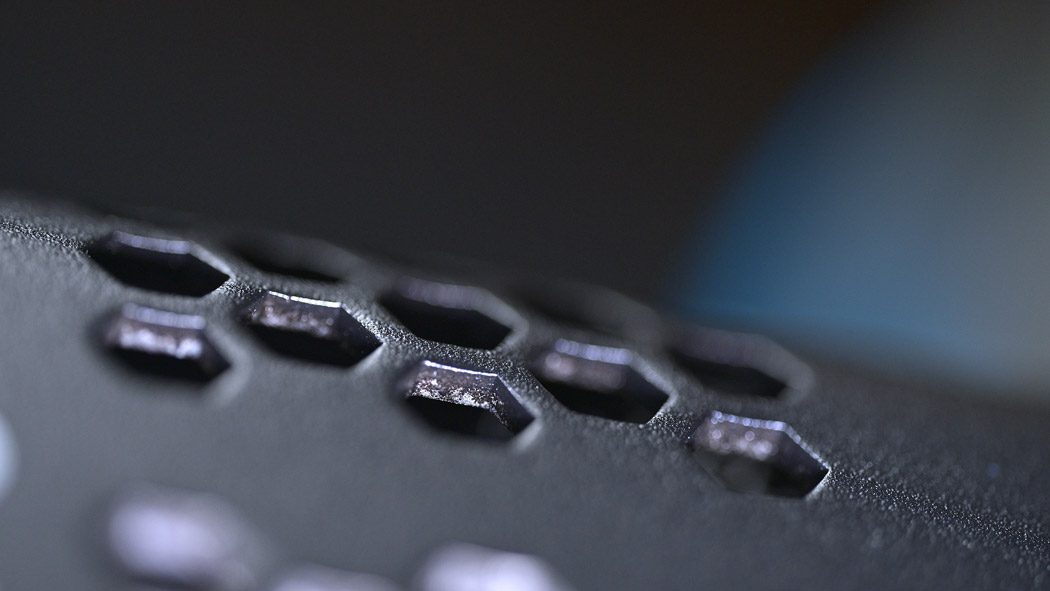 A close up of the Godox Litemons LE300BI metal case showing how thick it is.