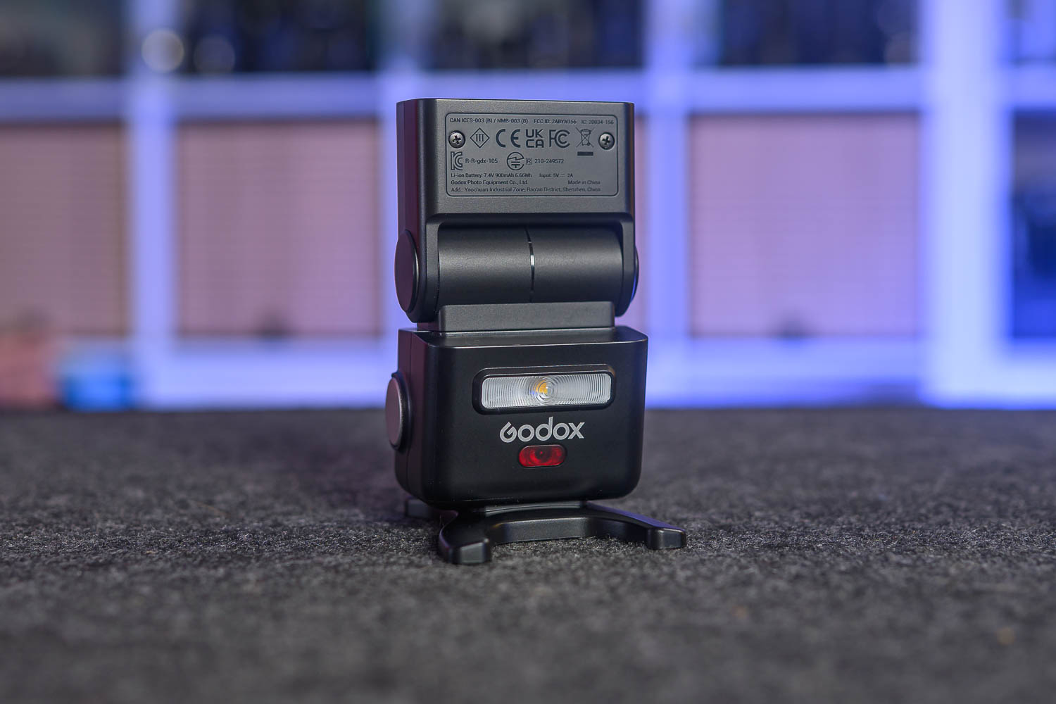 Godox IT32 Review image with the fash head facing straight up.